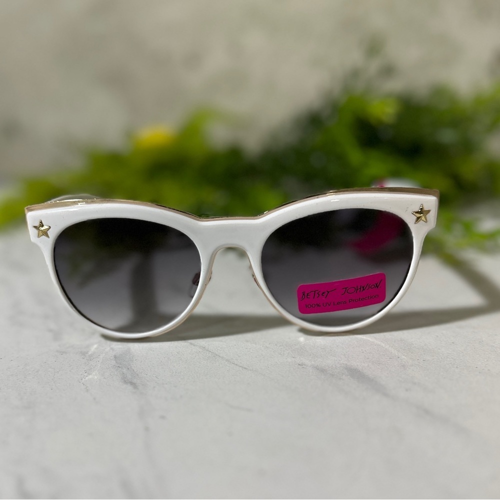 NEW! Betsey Johnson star cat eye sunglasses